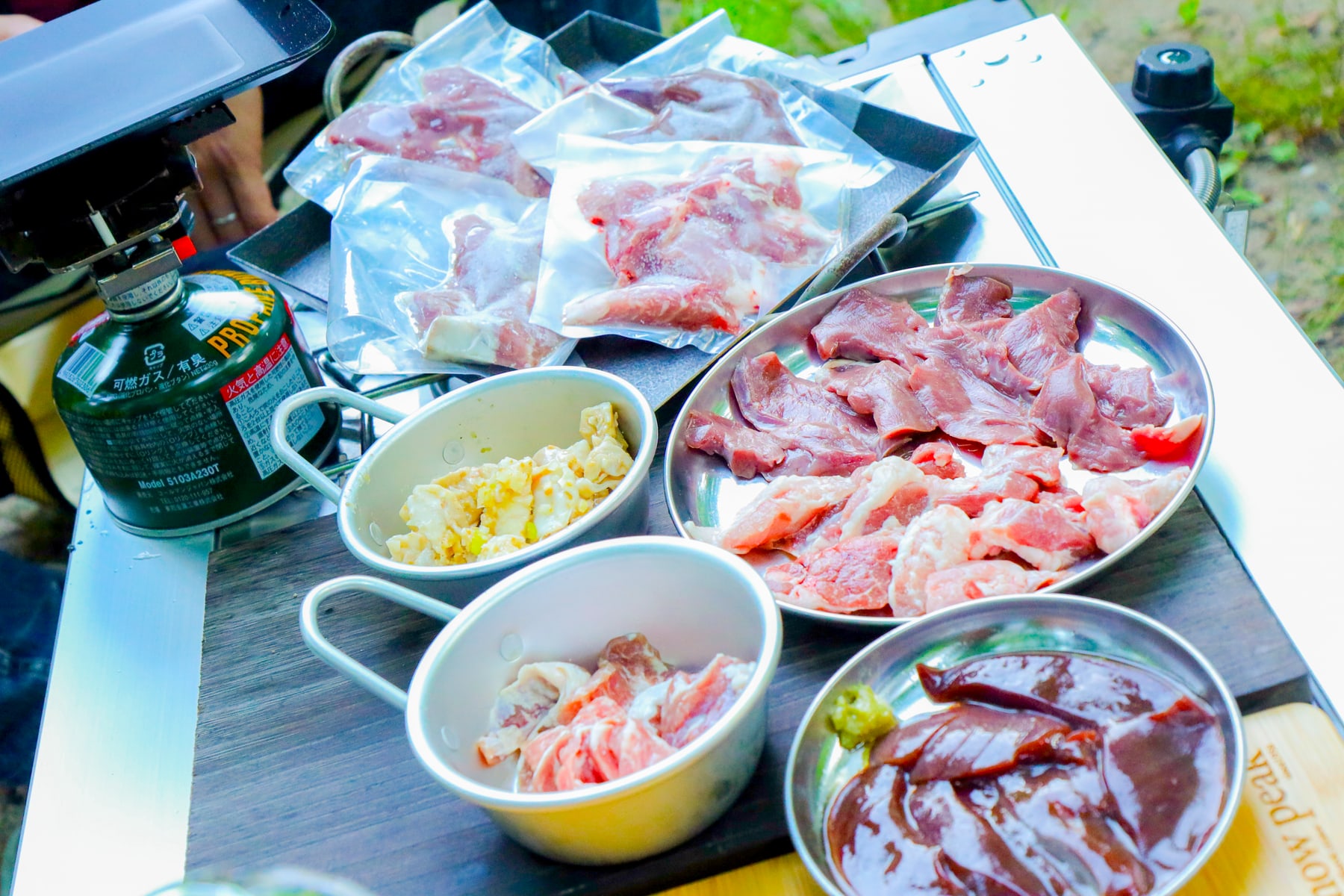 小分けパックを開けて、BBQのテーブルに部位を並べた様子