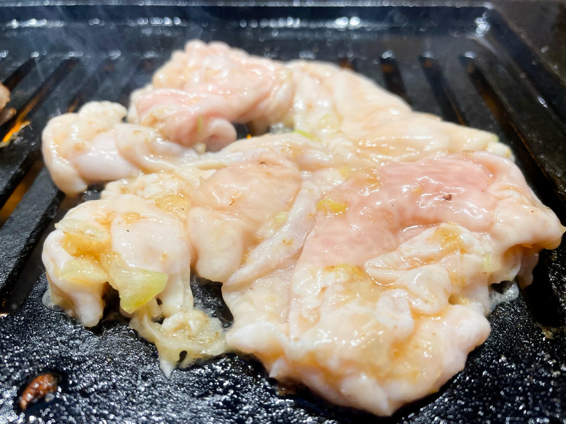 鉄板の上のホルモン