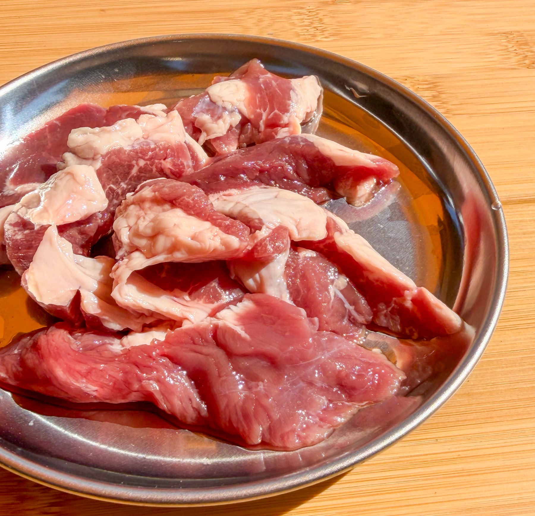 赤身と脂が見えるかしらの一皿