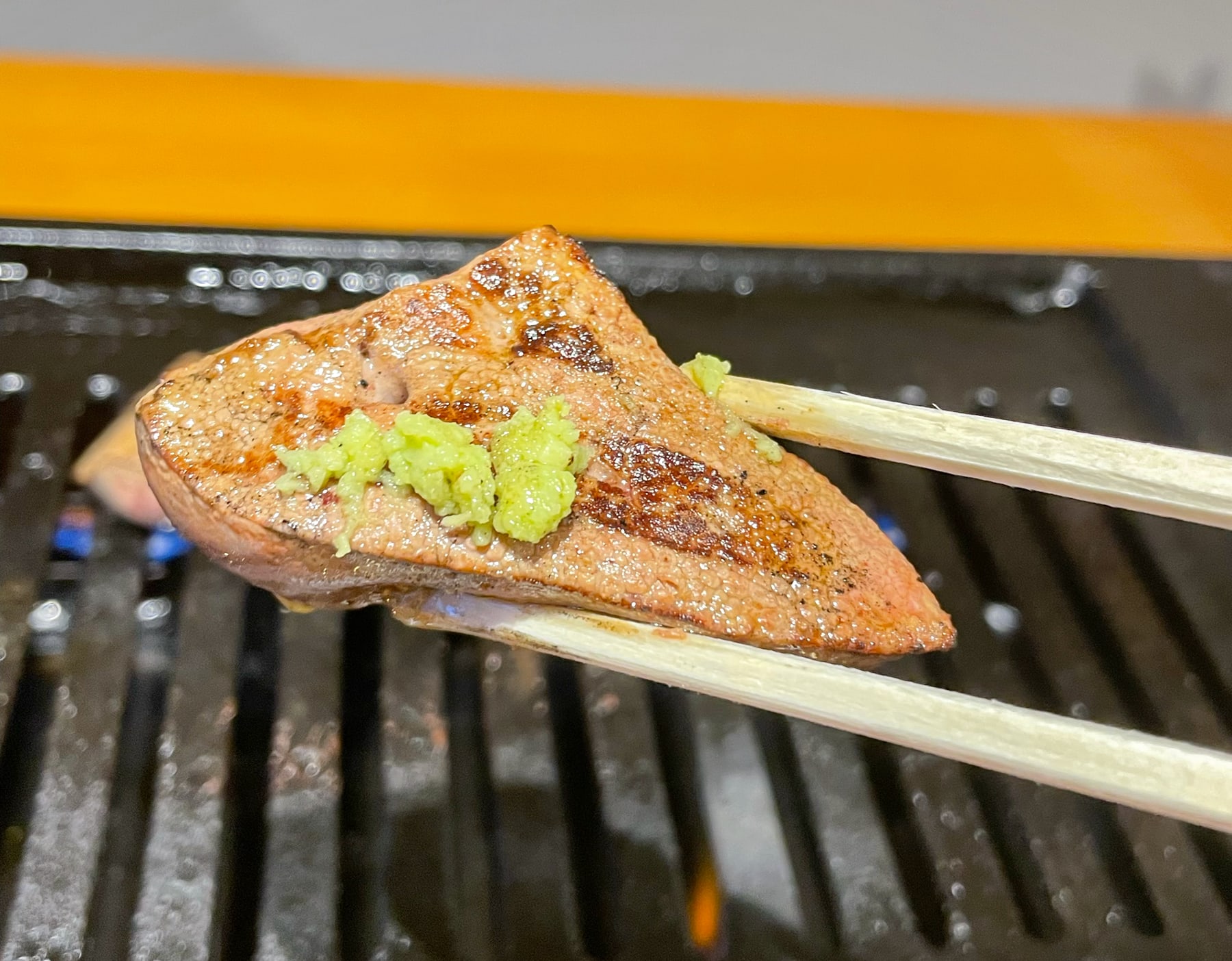 レバーを鉄板で焼いて楽しむ様子